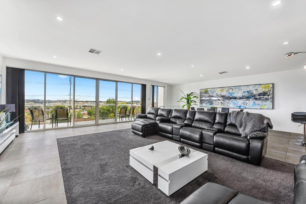 Conroe Executive Townhouse - Modern & Stylish Apartment Mount Gambier Bagian luar foto
