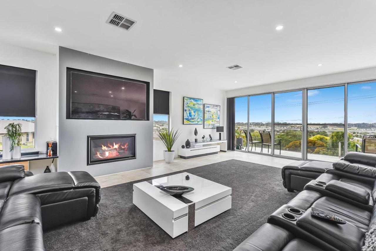 Conroe Executive Townhouse - Modern & Stylish Apartment Mount Gambier Bagian luar foto